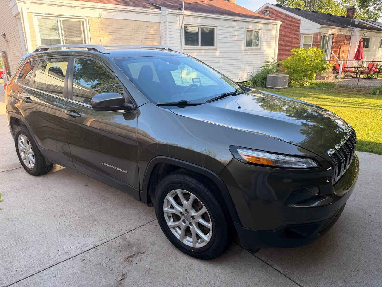 2016 Jeep Cherokee, 4 x 4, bag up ￼ camera, remote, star set tire new car is very clean drive smooth nice car rebuilt title Garden City, MI


**إذا كنت صاحب هذا الإعلان وتريد حذفه لأي سبب، رجاءا أرسل رسالة إلى الدعم الفني**