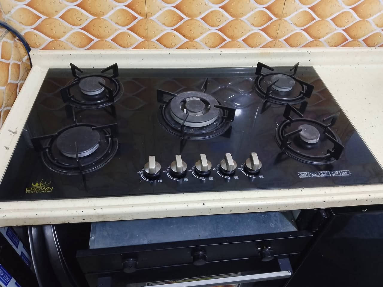 كاونتر للبيع نضيف مرمر الاصلي اربع بيبان مثل ما موضح بالصورة قطعتين مع طباخ والفرن للعلم الفرن ما مستعمل ابد عنوان كربلاء الحر لشراي يخابر ع رقم ***********
