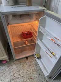 ثلاجه زغيره نضيفه السعر 75 وزاويه خشب نضيفه السعر 40 بغداد بلديات 0771...