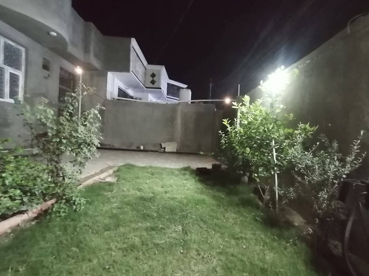 بيت للبيع مساحه ٢٤٠ بناء طابوق درجه اولى حي ذويب الأول الشارع الثالث قرب صالون بيوتي يحتوي على الطابق الأرضي غرفة نوم سويت ٦×٤م 
غرفه ٤×٤.٥
مجمع غرف ٧×٤
مطبخ اوبن مفتوح على صالة الطعام ٤×٨
حمام مع تواليت غربي ٢.٥ ×٢
كلدور و استقبال ٦×٤
الطابق الثاني
غرفة نوم ٥.٥ ×٥
بيتونه
علما السطح مطبك فرشي
حديقه ٤×٧
كراج ٤×٦
يحتوي على
منضومة كامرات
٤ تانكيات ماء
كيزر عدد ٢
ماطور ماء عدد ٢
مع برج انترنيت الاشتراك مجاني 
الاتصال والاستفسار 
***********
ابو احمد
