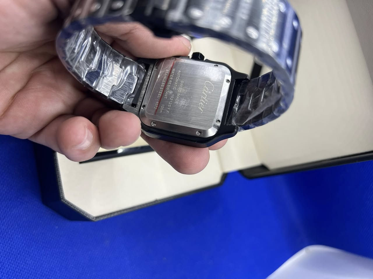 ⌚ ساعة رجالية فاخرة من Cartier – لون أسود كامل
🔹 الماركة: Cartier (تصميم فاخر معروف عالمياً)

🔹 اللون: أسود أنيق (Full Black)

🔹 الخامة: معدن عالي الجودة بوزن ثقيل

🔹ذات عمل ميكانيكية

🔹 الزجاج: مقاوم للخدوش

🔹 مقاومة الماء: حتى 100 متر (مناسبة للاستخدام اليومي والغسل)

🔹 الحركة: كوارتز دقيقة وعملية

🔹 السوار: قابل للتعديل ليناسب جميع الأحجام

💰 السعر: ( تباع لأعلى سعر مذكور )

— فرصة لا تعوض لعشاق الساعات الفخمة


**إذا كنت صاحب هذا الإعلان وتريد حذفه لأي سبب، رجاءا أرسل رسالة إلى الدعم الفني**