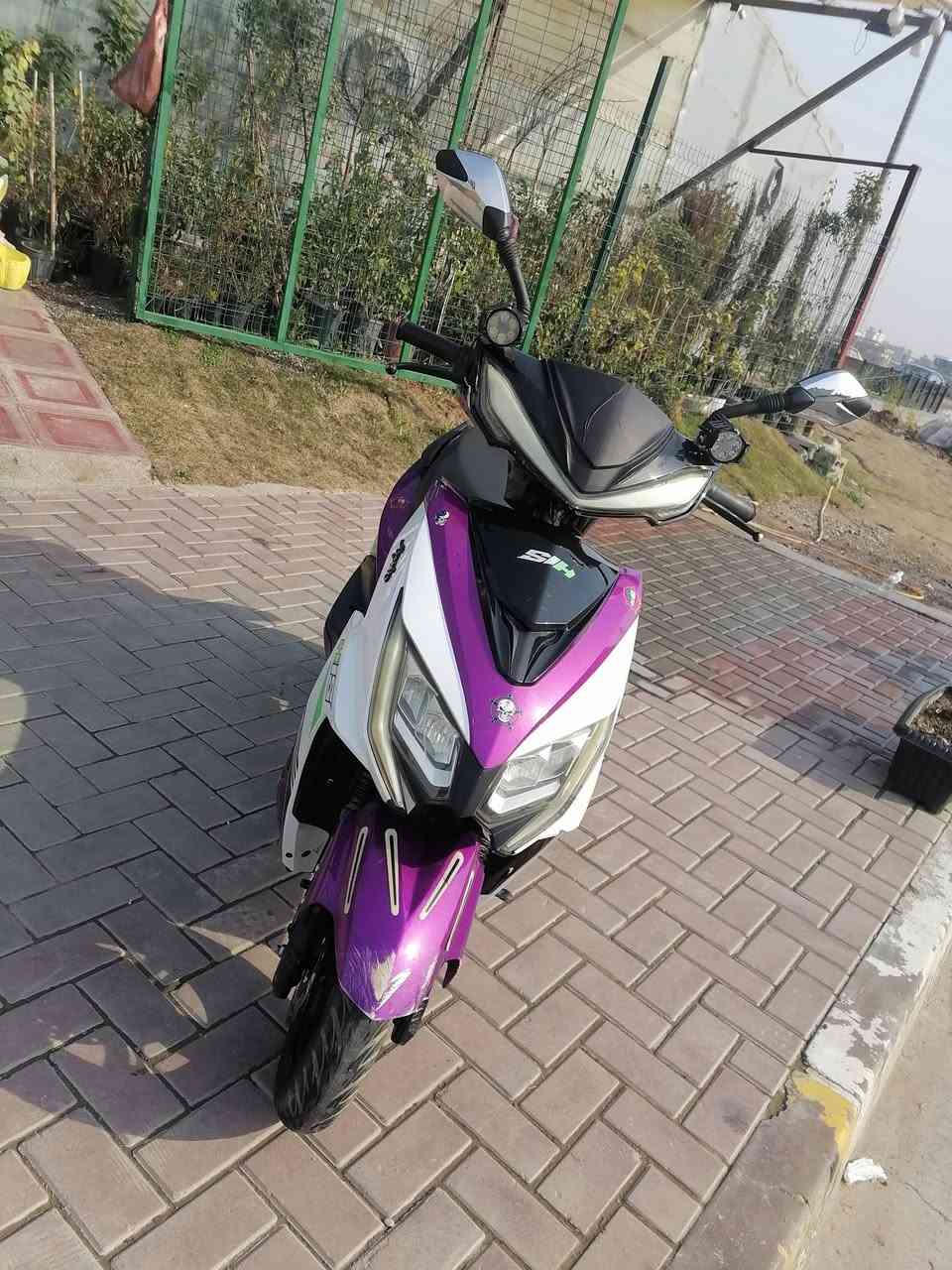 دراجة شحن ماكس 2024 للبيع
بي ضرر قليل بدرع الدعامية  فقط
ملف 2000
بطارية عدد 6 وجدد شرط الفحص
72V
شاحنة الاصلية
سرعة 70
مسافة 60 km بلشحنة
السعر 650 وبي مجال
*********** اتصال وواتساب📍
