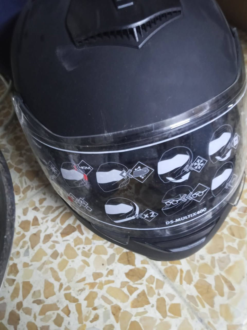 السلام عليكم خوذه بعدها جديده مامستخدمه بل كارتون للبيع
السعر ٧٥ وبيها مجال قليل 
المكان بيجي 
***********
