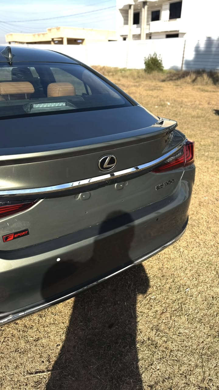 بسم الله والصلاة والسلام على رسول الله
للبيع او مراوس حسب القناعة 
لكزس ES 300h  (عنوان الفخامة )
موديل 2025 السيارة بحال الشركة 
لون اخضر زيتوني مميز داخليه خياليه
بدون اي ايرباجات 

المواصفات
• ماتور 2500 CC   هايبرد 
• سعة المحرك 2.5 لتر
•   4 اسطوانات بقوة 215
• عزم الدوران 220 نيوتن 
• دفع أمامي FWD
• تعمل بناقل حركة أوتوماتيكي إلكتروني (CVT) ونظام دفع أمامي
• 8 وسائد هوائية
• حساسات امامية وخلفية 
• نظام حماية من السرقة
• جنط مقاس 18 مميز
• مراقبة ضغط هواء الإطارات
• فرامل مانعة للانغلاق
• وسائد هوائية جانبية
• وسائد هوائية خلفية
• التحكم في الثبات
• تقنية دعم المكابح
• نظام المساعدة في المرتفعات
• وسائد هوائية للسائق والراكب
• شاشة مقاس 8 انش
• وضعيات القيادة ( عادي - رياضية – ايكو)
• إنارة مصابيح أمامية LED ثنائية الشعاع
• أنوار نهارية
• أنوار ضبابية
• أنوار خلفية
• حاجب الشمس للسائق والراكب
• نظام تثبيت مقاعد الأطفال
• نظام المكابح المانعة للانغلاق
• فتحة سقف قابلة للإمالة والانزلاق
• بروجيكتور 
• نظام مراقبة النقطة العمياء
• مقاعد جلدية
• مقاعد مومري
• مقاعد كهربائية 
• مقاعد مدفى ومبرد
• مقود مدفى
• دخول ذكي
• مسّاحات مطر اوتوماتيكية
• مقصورة خشبية
• إضاءة ترحيب بباب السيارة
• شاشة ترفيه بحجم 8 انش 
• مفتاح ذكي
• أوضاع القيادة (إيكو، عادي، رياضي)
• مثبت السرعة الديناميكي الذكي
• الدخول بدون مفتاح
• كاميرا خلفية
• نظام ذاكرة للمقاعد
• أقفال آلية للأبواب
• تحكم من المقود
• مثبت السرعة الذكي
• نظام تنبيه مغادرة المسار ومساعد تتبع المسار
• تهوية مقاعد
• دعاسات جانبية
• عجلة قيادة مغطاة بالجلد والخشب
• مكيف متعدد المناطق
• نظام ملاحة
• اتصال يو اس بي + تايب سي + شاحن وايرلس 
• بلوتوث
• اتصال بالبلوتوث
• ابل كار بلاي
• أندرويد أوتو
• اختيار أنماط القيادة
• راديو
• 10 مكبرات الصوت
• تحكم كامل بالمكيف والشاشة الرئيسية 
من المقاعد

‭0771 225 0007‬@
