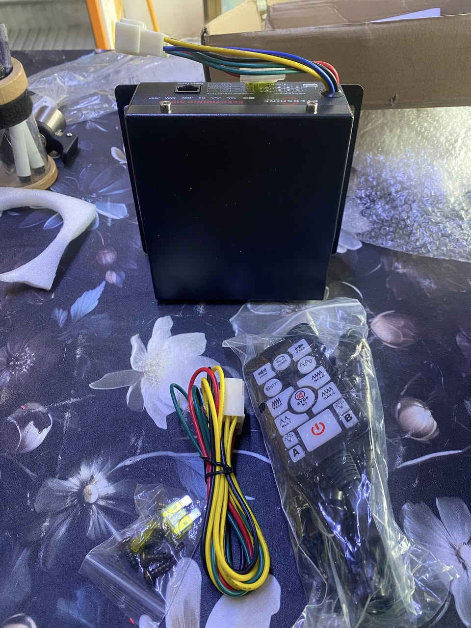 جهاز إنذار إلكتروني للسيارات من ماركة EVERSHINE، يستخدم لإصدار أصوات تحذيرية والتحكم في الإضاءة. إليك أهم ميزاته ومواصفاته:
يحتوي على وحدة رئيسية للإنذار مع ميكروفون للتحكم بالصوت والأوامر.
يوفر خيارات متعددة لنغمات الإنذار يمكن التبديل بينها بسهولة.
يتضمن وحدة تحكم في مستوى الصوت، بالإضافة إلى مفاتيح خاصة للتحكم في الإضاءة (Lamp A/Lamp 😎.
يأتي مع مخطط تفصيلي لتوصيل الأسلاك بالبطارية، ومكبر الصوت، وأضواء السيارة.
ترجمة النص الأساسي
العنوان: دليل جهاز الإنذار الإلكتروني من EVERSHINE
التحكم بالصوت: قم بالضغط مع الاستمرار على زر التحكم، ثم اضغط على زر الإضاءة المتوافق.
التحكم بمستوى الصوت: اضغط مع الاستمرار على زر التحدث في الميكروفون، وقم بالضغط على زر التحكم في الصوت.
الميكروفون: اضغط مع الاستمرار على الزر وتحدث باتجاه الميكروفون للحصول على أفضل جودة صوت.
مخطط الأسلاك:
السلك الأحمر: للتوصيل بالقطب الموجب للبطارية.
السلك الأسود: للتوصيل بالقطب السالب للبطارية.
الأسلاك الخضراء: للتوصيل بمكبر الصوت.
الأسلاك الصفراء والبرتقالية: للتوصيل بالأقطاب الموجبة للأضواء.

اعلى سعر ابيع توصيل جميع الامحافظات


**إذا كنت صاحب هذا الإعلان وتريد حذفه لأي سبب، رجاءا أرسل رسالة إلى الدعم الفني**