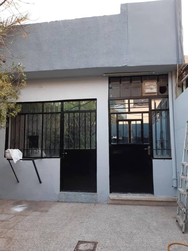 بيت للبيع
مثل ماواضح بالصوره
المكان موصل جانب الايسر حي المعلمين
طابق واحد 116 متر شروق تام  يتكون من غرفة نوم وهول واستقبال ومطبخ السعر ب116 للاستفسار اتصال عالرقم ***********
