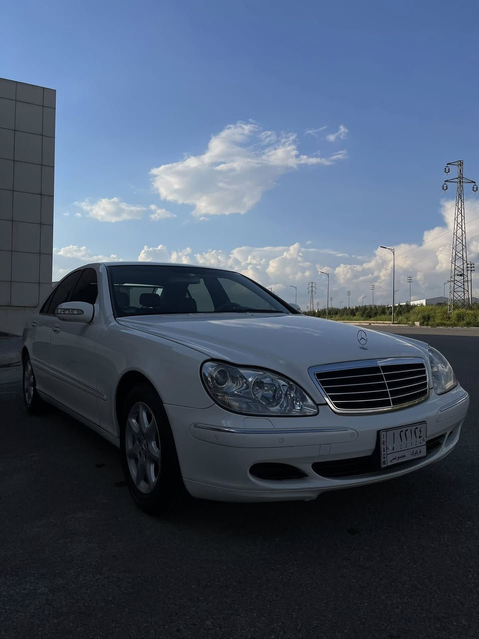 👑 بۆ فرۆشتن: مێرسیدس S350 (W220) مۆدێل 2004و ئۆتۆمبێلی توند.
تایبەتمەندی و مواسەفات:
 مەکینە: S350 (شەش پستۆن V6) زۆر بەهێز، بێ کێشە و بێدەنگ.
 دبڵەکان (Airmatic): دبڵی هەوایی بیلاد، بەشەرت، بە تەواوی ساغە، بەرز و نزم دەکات و بە ڕێکی کار دەکات.
 سوکان هیتەر (Steering Heater): سوکانی گەرمکەرەوە (مواسەفاتێکی دەگمەن و تایبەت).
 کوشنەکان: جلد، کارەبایی، لەگەڵ سیستەمی گەرمکەرەوە (هیتەر).
 جامەکان: دبل جام (Double Glass) بۆ باشترین عەزل و بێدەنگی ناو ژوورەوە.
 حاسە: حاسەی پێش و دوا بیلاد.
 تایە و ویل: چوار تایەی نوێ و ویلی زۆر جوانی لەسەرە.
حاڵەتی ئۆتۆمبێلەکە:
 مەکینە, گێڕ، تەبرید و کارەباییات بەشەرت و بێ ئەرز و دەرزی خەتا.
 ژێر و سەدری زۆر توندە، هیچ تەقە و ڕەقە و دەنگێکی تێدا نییە.
 ناوەوەی زۆر پاک ماوەتەوە و هەموو دوگمەکانی بە ڕێکی کار دەکەن.
 هەموو سێرڤسێکی بە ڕێکی بۆ کراوە و ئامادەی بەکارهێنانە (بێ مەسرەف).
⚠️ تێبینی یاسایی (ڕەقەم و سەنەوی):
سەیارەکە بڕیا  ٤٨ تەنها وەکالەتی بۆ دەکرێت و تەحویل ناکرێت.
📍 ناونیشان: سلێمانی
📞 بۆ زانیاری زیاتر و نرخ پەیوەندی بکە بە:/ ***********
