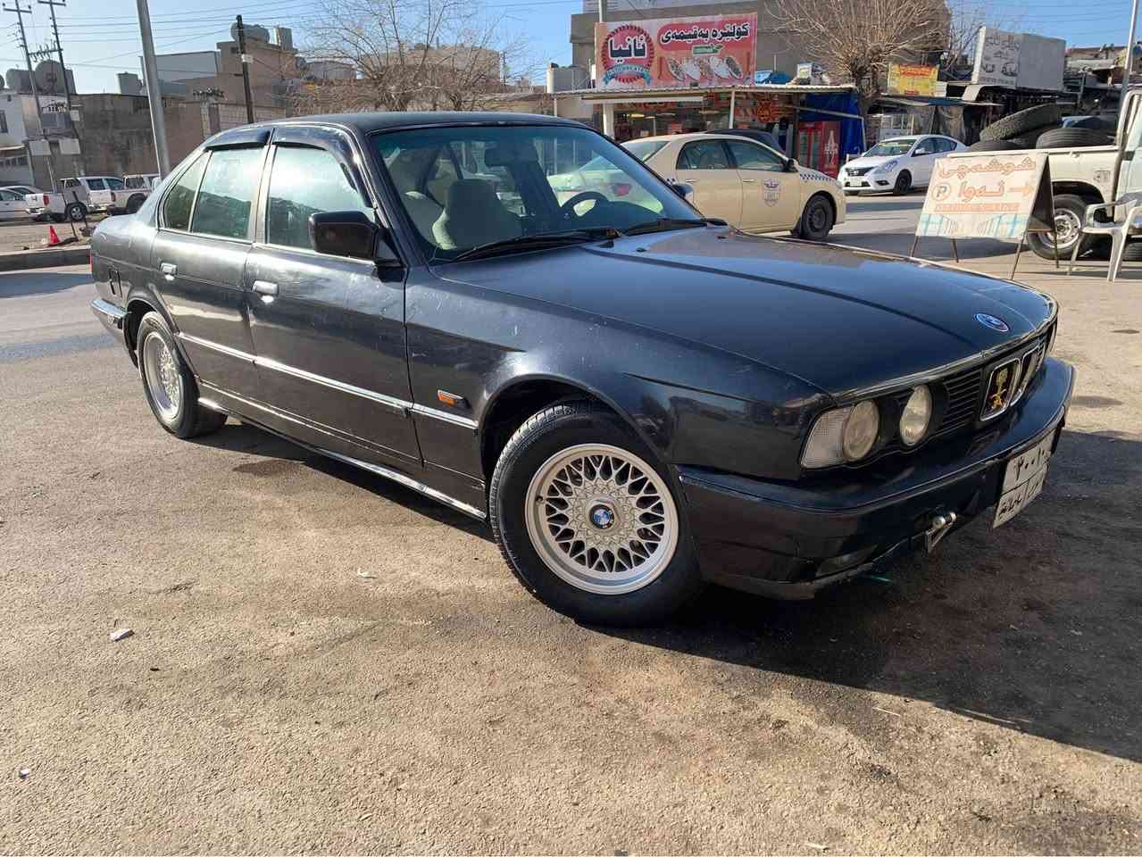 بیئیم ٥٢٥ مۆدیل ٩٠ گیڕ عادی فولە سەیارەکە ماڵی دۆستە بی کیشەیە سەیارەکە هەزەی تازەیە سیستەم ئیمپریفایەری تیایە مەکینە و گیڕی مەزبوتە هەموو گیانی ئیشەکات تازە ڕۆنی و سیوەیلی گیڕ و ئەکسلیم گۆڕیوە بی تەقەو  ڕەقە  کامیرای بەگی بۆ دانراوە ویل و تای تازەیە بانسی پیش و دوا تازەیە کامل سیرفس کراوە بە شەرتی فیتەر بەشەرتی ماڵی مەدەنی ئەیفرۆشم تەحویل ناکری هیچ کیشە و موشکیلەیەکی تیا نیە سەیارەی ژیر خۆمە کامل مەسروفە سەیارەکە چرکەی تیا نی قیست و قەرز و ئاڵوگۆڕم نیە قفڵی بی معامەلە ٣٠ گەڵایە  تەلەفون مەکە بۆ معامەلە دینار کەمتر نایفرۆشم *********** السليمانية, العراق
