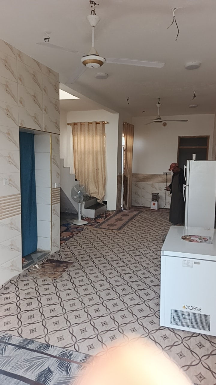 دار للبيع مساحه ١٠٠عكاده غرفه ومطبخ مفتوح ع الصاله واستقبال حولي الخصيمه مجمع حجي هندي منطقه مخدومه قريب ع السادين السعر ع الخاص ***********
