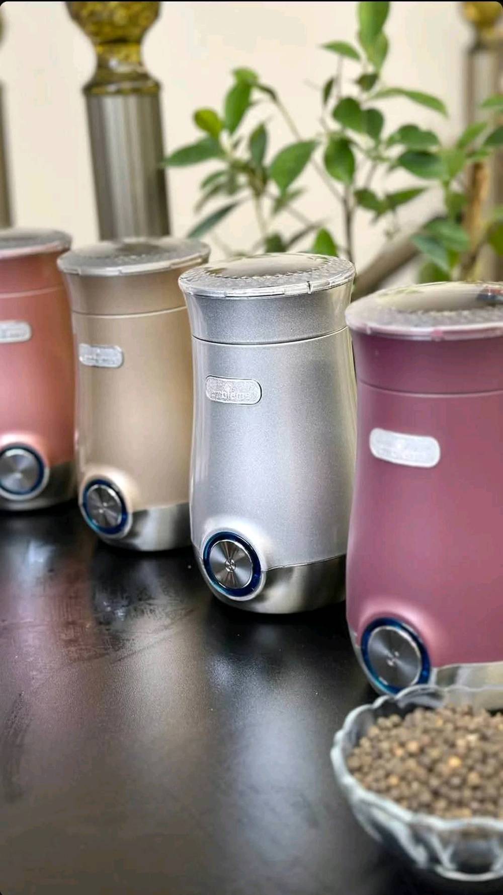 طاحونة مميزة من Emblem بتصميم عصري وألوان فخمة تناسب كل مطبخ.
المواصفات:
⚡ قدرة 150 واط حقيقي
🔪 سكاكين ستيل حادّة لطحن ناعم ومتجانس
☕ تطحن: قهوة، هيل، بهارات، مكسرات
🔘 زر تشغيل أمامي سهل الاستخدام
🧼 سهلة التنظيف
🎨 متوفرة بعدة ألوان أنيقة (خمري – فضي – ذهبي)
المميزات:
طحن سريع خلال ثواني
حجم عملي للاستخدام اليومي
تصميم ثابت وآمن أثناء التشغيل
مثالية للبيت، المكتب، أو كهدية

للحجز والأستفسار مراسلة خاص الصفحة 📨📩 
او التواصل على الرقم ***********
التوصيل لجميع المحافظات 🇮🇶