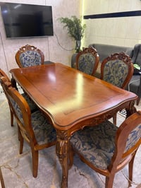 ميز طعام • مستعمل • عليه مجال