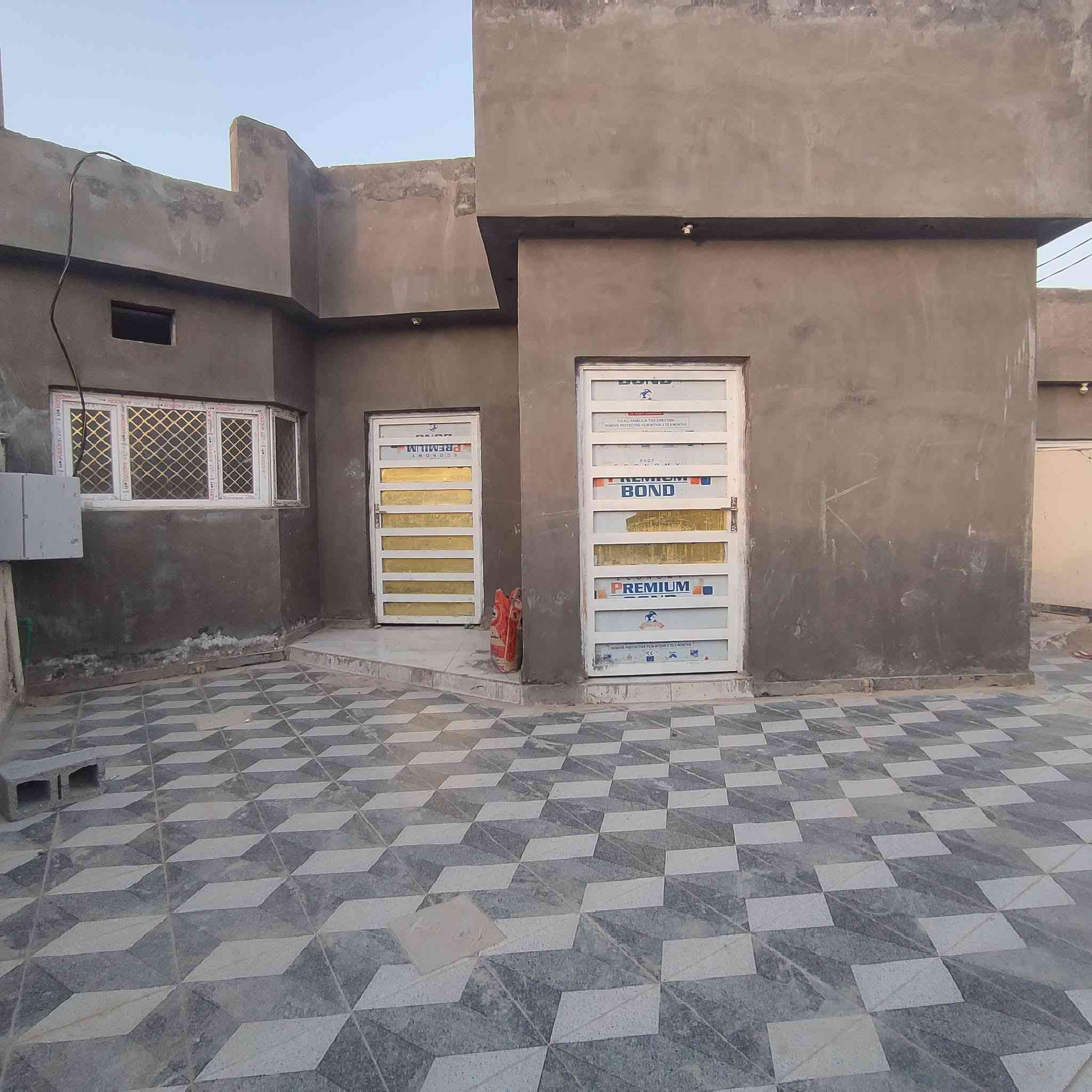 بمقدمه ٣٨ مليون مع المجال..
بيت جاهز للسكن فارغ حالياً ٢٠٠ متر..
الموقع مجمع بوابة المثنى السكني 
شارع ١٥ 
بصف الركن 
طابق واحد غرفتين وصاله ومطبخ وصحيات خارجية وداخلية وبراني وكراج..
مقدمه ٣٨ مليون 
طلب للدولة باقي ١٠٤ مليون تتحول باسم المشتري شرط جلب كفيل.. دفع شهريا ٥٤٨ الف 
للاستفسار 
***********
***********
أو زيارة مكتب المشرف للعقارات السماوة شارع الاسكان مقابيل صيدلية النورين رواد..
