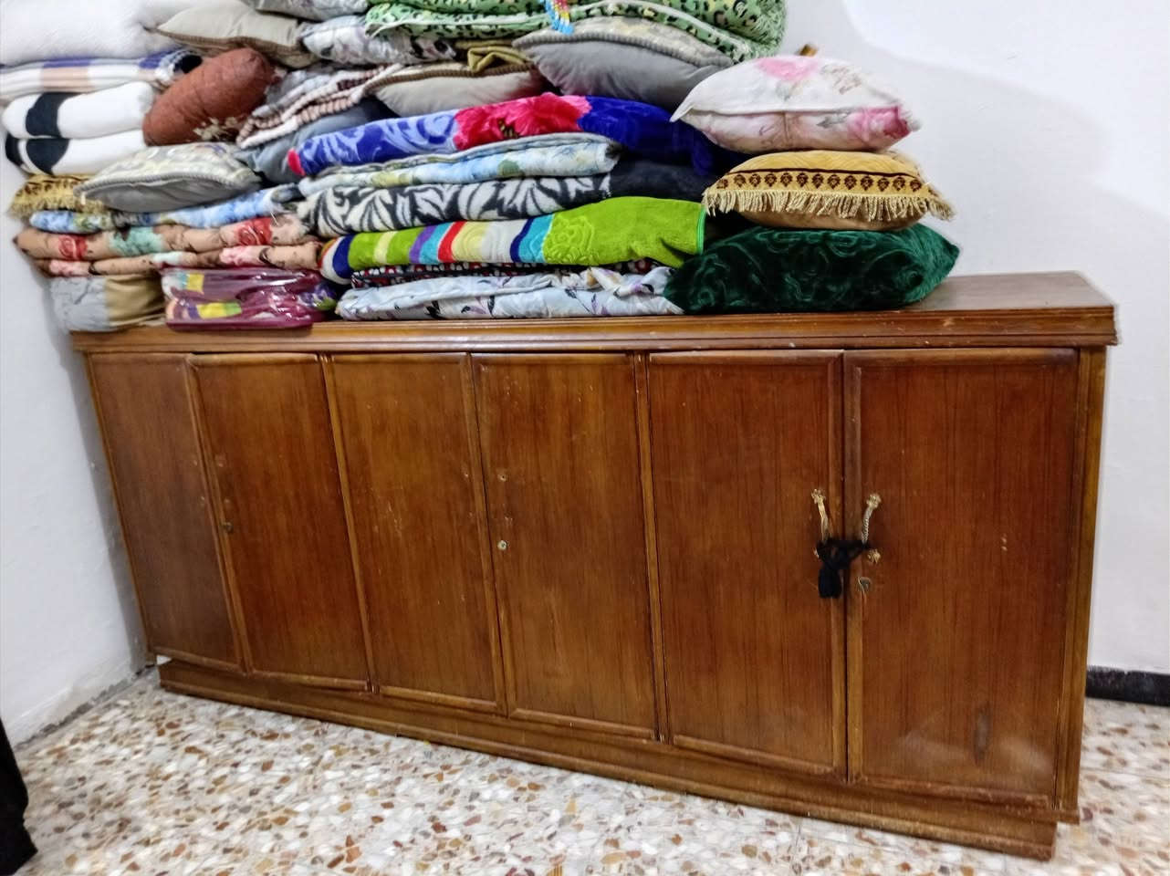 بوفيه ام ٦بيبان مستخدمه لبيع النضافه ٥٠ بلميه السعر ١٥٠ العنوان بغداد الدوره ابو دشير الاستفسار او مرسله على رقم ***********

