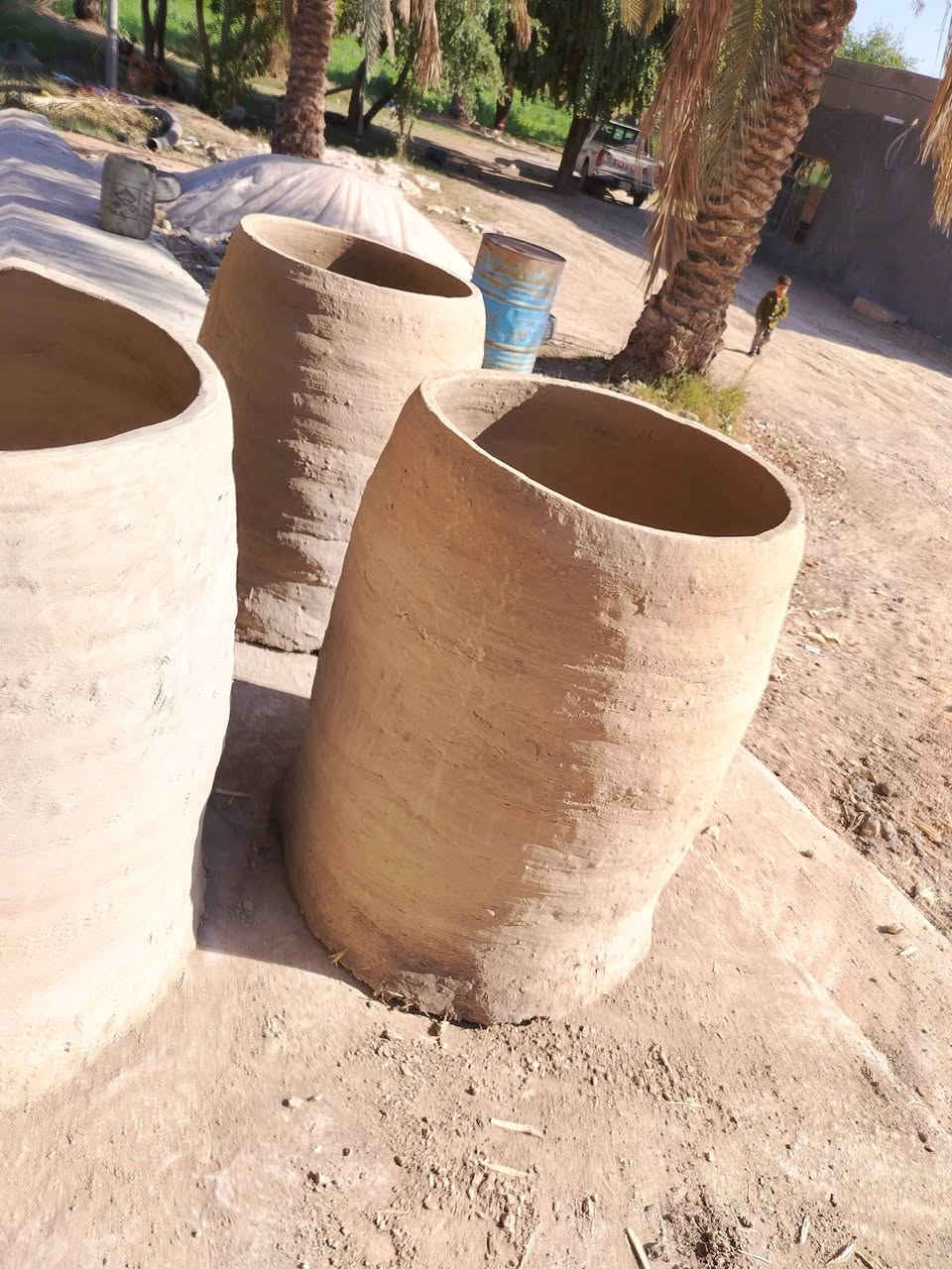 يوجد تنانير طين طين حره للبيع سعر خاص يوجد خدمة توصيل باب البيت *********** منتظر الكريعي واني بل خدمة
