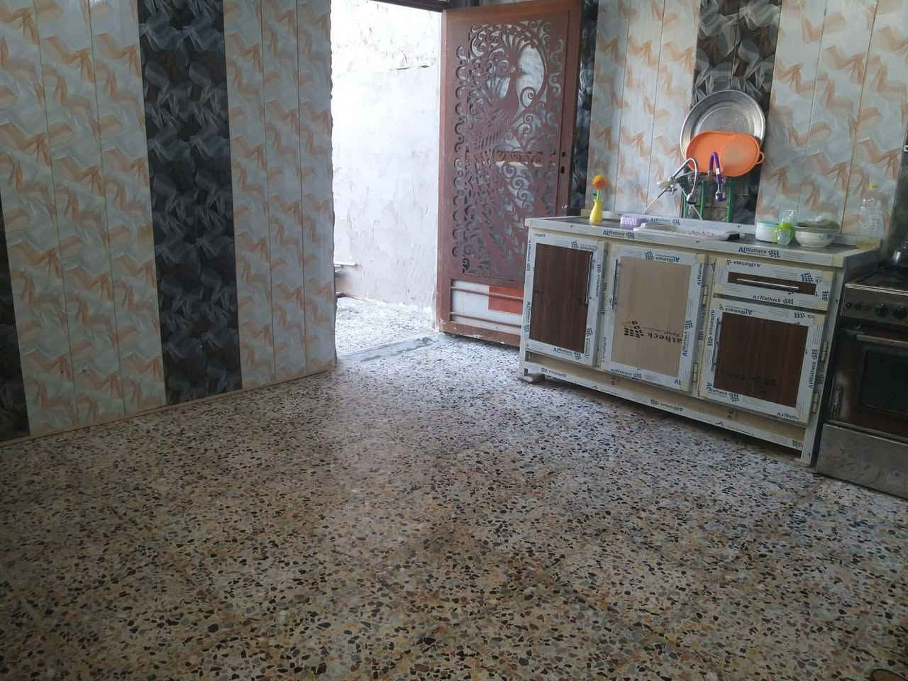 السلام  عليكم
بيت بشارع المطار فرع اسواق فدك بفرع الاول اساس صب كونكريت 

100 متر غرفه وصاله ومطبخ واستقبال 
سطحين  وتشريفه سطح واحد تخاريج داخليه وخارجيه بيتونه كبيره 
البيت سيراميك  وكاشي  استقبال بناء جديد
حديقه بالباب 
المي قوي بدون ماطور 24 ساعه ميزانيه الابي باب البيت
محوله كهرباء بس بشارعنه 
الابي 
السعر45 مجال قليل
بيت مرقم وماشيه المعامله 
واتساب  او اتصال 
***********
