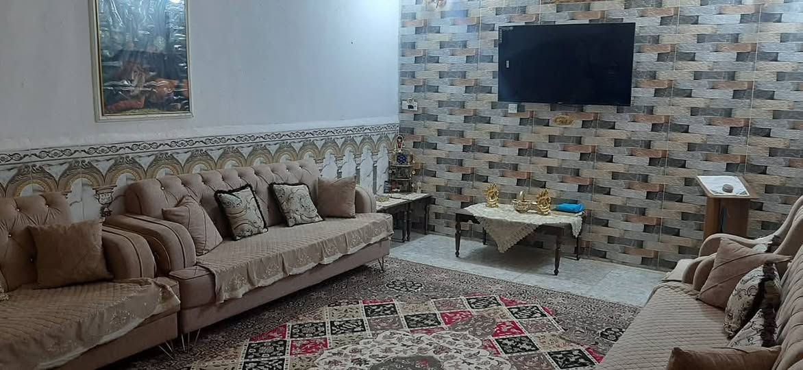 بيت بالشهداء شارع الأطلال الرئيسي للبيع المساحة ٢٠٠م الشارع ٢٠م طابق أول غرفتين وهول واستقبال وصحيات داخلية وخارجية الطابق الثاني غرفة وبيتونة البيت قابل للسكن بناء الثمانينات ومرمم الاتصال على الرقم ‏‪***********‬‏
