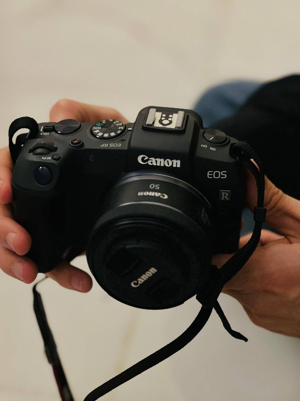 Canon EOS RP كاميرا
🔹 مستشعر Full Frame بدقة 26.2 ميگابكسل 

🔹 تصوير فيديو 4K (لكن بيه قص Crop) 

🔹 نظام فوكس Dual Pixel AF سريع ودقيق 

🔹 تصوير متواصل: 5 صور بالثانية 

🔹 شاشة متحركة (ممتازة للفلوگ والتصوير بزوايا صعبة) 

🔹 ISO عالي يوصل لحدود 40000 (مناسب للإضاءة الضعيفة)

الكاميرا نضيفه جدا جدا واستعمال قليل  شخط مابيه وياهه عدسة 50 mm rf + بطاريتين مال كاميرا وحده ثانيه الاصليه
السعر 900 الف
  تواصل الاستفسار على الخاص


**إذا كنت صاحب هذا الإعلان وتريد حذفه لأي سبب، رجاءا أرسل رسالة إلى الدعم الفني**