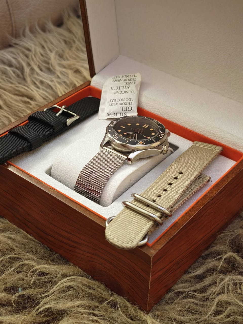 يا الله
ساعة من طراز أوميغا سيماستر دايفر 300 متر إصدار جيمس بوند 007 (Omega Seamaster Diver 300M 007 Edition)، وتتميز بحجم هيكل 42 مم ومينا عتيق مع علامات مضيئة وسوار شبكي من المعدن.الهيكل: مصنوع من التيتانيوم خفيف الوزنالحركة: أوتوماتيكية متطورة (Co-Axial Master Chronometer)الملحقات: تظهر مع سوار ميلانيزي وسوار قماشي إضافي في الصندوق
***********
