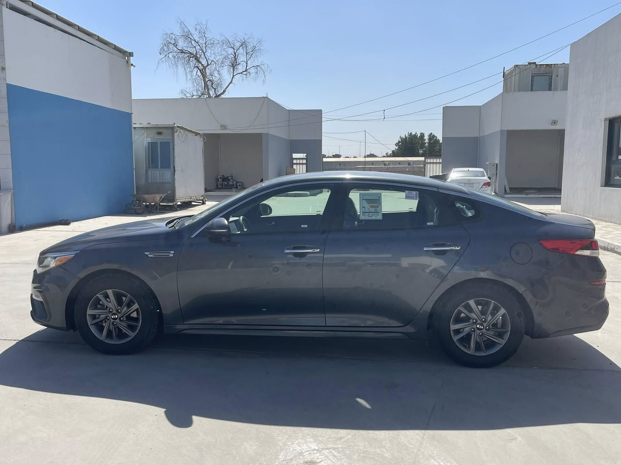 السلام عليكم كيا اوبتما موديل 2020وارد امريكي بدون صبغ مكفوله عده بارد بجملغ الخلفي بدون ايرباك صور حادثه مرفقه مع الصور سرقه محرك برغي ممفتوح منه كير هم تخم تاير صدر كله جديد وع البلاد ماشيه 72الف نص فول لد نهاري السياره جديده بمعنه الكلمه بعد احلى من الصور 
السعر ب 135 وبيه مجال بسيط العنوان بغداد البياع 
***********/***********
