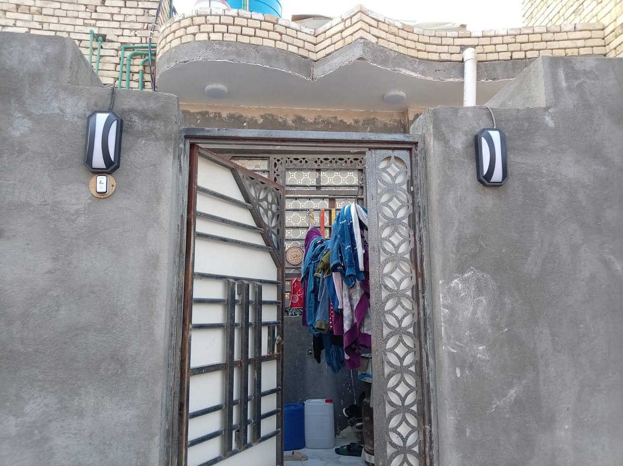 السلام عليكم  العنوان قرب جامعة ذي قار شارع اسماك الفاخر بالفرع يبعد عن الشارع ٢٠٠متر زراعي  السعر ٩٥وبي مجال
بيت مساحة ٢٠٠ متر يحتوي على مشتمل ارضي معزول بناء المشتمل ٢٠٢٥ طابوق كونكريت مسلح  المشتمل مساحة ٦٠متر واجهي اربعه وربع ونزال ١٤ متر  يحتوي على غرفة كبيره مع  حمام للسبح فقط و صاله ودرج داخلي ومنور  ويحتوي على مطبخ حار وبارد وطارمه ويحتوي صحيات خارجية 
..أما بقيت البيت المساحته ١٤٠متر  بناء بلوك+طابوق يحتوي على غرفتين وصاله كبيره ومطبخ وصحيات خارجيه وداخليه ودوانية 
البيع أما سوه أو كل واحد وحده 
***********
