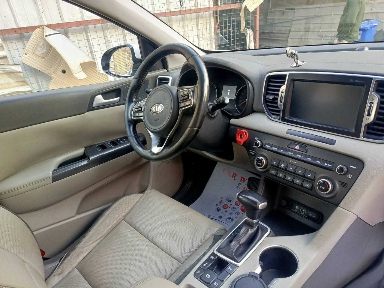 السلام عليكم
سبورتج 2018 خليجي
محرك GDI 2.4 AWD
فول مواصفات
مواصفات الجيتي لاين  بس بدون صندوك الكهرباء والتبريد بلكشنات
  غرفتها نضيفه بلادي جانت مغلفه من اول يوم كشنات سبورت حضن لونين جلد مخرم
حداديتها جديده تايراتها نص عمر بطاريه جديده
دسكات دبل لنك جديده يعني السياره مناقصها شي حتى حمام متحتاج
دهن كير جديد تم تبديله على ضوء الكتلوك بعد ماعبرت ال 120 الف كيلو
بلاديه على وضع الشركه لا مبدل بيها شي ولا عاطل  بيها  شي ولا مبرمجه 
السياره اخذتها زيرو بسنتها وعلى ايدي ومكفوله من كلشي الا من رصعات على الجانب الايسر تتصلح بارد او بي دي ار اني ممشتغلها مخليها على وضعها
ماشيه 127 الف كيلو

   متواجد بغداد بحي الجهاد وحي الحسين والسيديه
رقمي *********** ومتوفر واتس اب
السياره عارضها 185  وبيها مجال ان شاء الله
