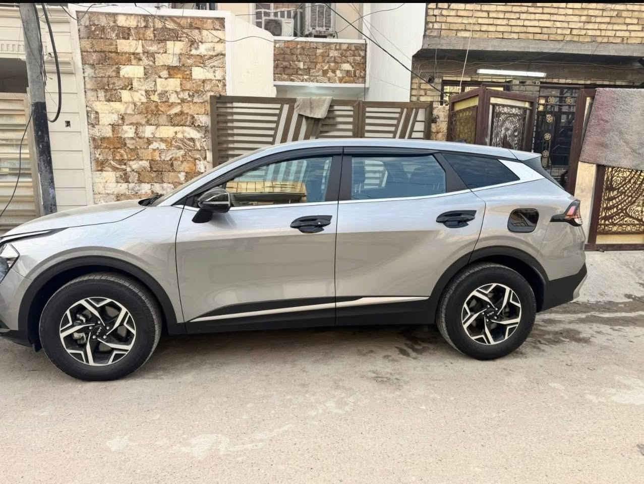 سلام عليكم سبورتج 2023 LX
مواصفات تبريد قطعتين 
كشن هيتر 
ويل كروم
بلوتوث USB ابل كار بلي والاندرويد 
حاجب ليد 
تحكم ستيرن 
كير اوتو+ عادي 
اوتو بريك 
بريك بصمه 
داخل اسود 
نضام قياده أيكو + سبورت + نورمل 
مثبت سرعه
تحديد مسار 
رادار الخطوط البيضاء 
لايتات الاربع عدسات + ليد 
شاشة إلكترونية 
مكان السياره بغداد حي الجهاد 
السع183ومجال بسيط 
صبغ قطعه وحده 
ماشيه 41 ميل
للاتصال ***********
