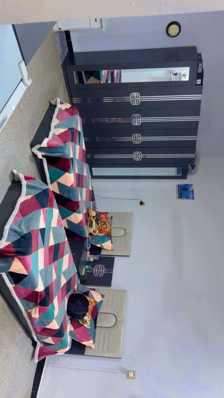 سلام عليكم غرفه نوم صارلهة شهرين من مشدوده كلش نضيفه احله من تصوير حتا دواشك مال جرابي وياهن السعر350 هذا رقمي***********
