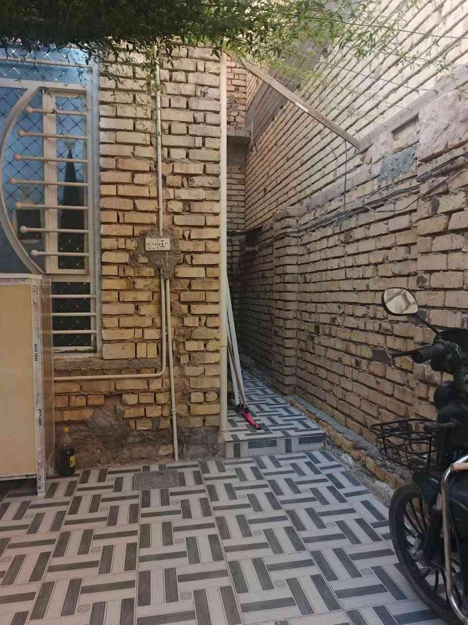 السلام عليكم .دار للبيع طابو زراعي سند 25 .العنوان الحمزة الغربي .الجمعيه الزراعي قريب على بيت ناطق الطريحي موقع مميز ...المساحه 200م الواجهة 15م ونص... يتكون من غرفتين نوم واستقبال وصاله واسعه ومطبخ حار وبارد وصحيات داخلية وخارجية .البيت نضيف جدا بناء حديث وجديد ..طابوق والسقف صب كونكريت .السعر 190 قابل للتفاوض .للشراء تفضل خاص او اتصل ب *********** بي واتساب
