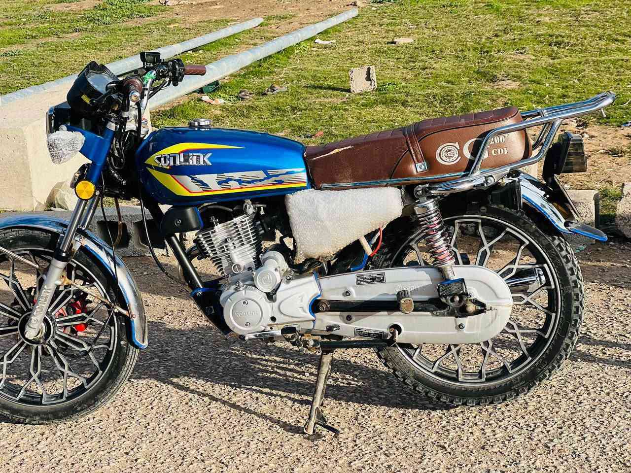 السلام عليكم شباب دراجه للبيع موديل 24 محرك 200
كامل مواصفات كلشي شغال بيه 
تفاصيل ع تصال ***********
