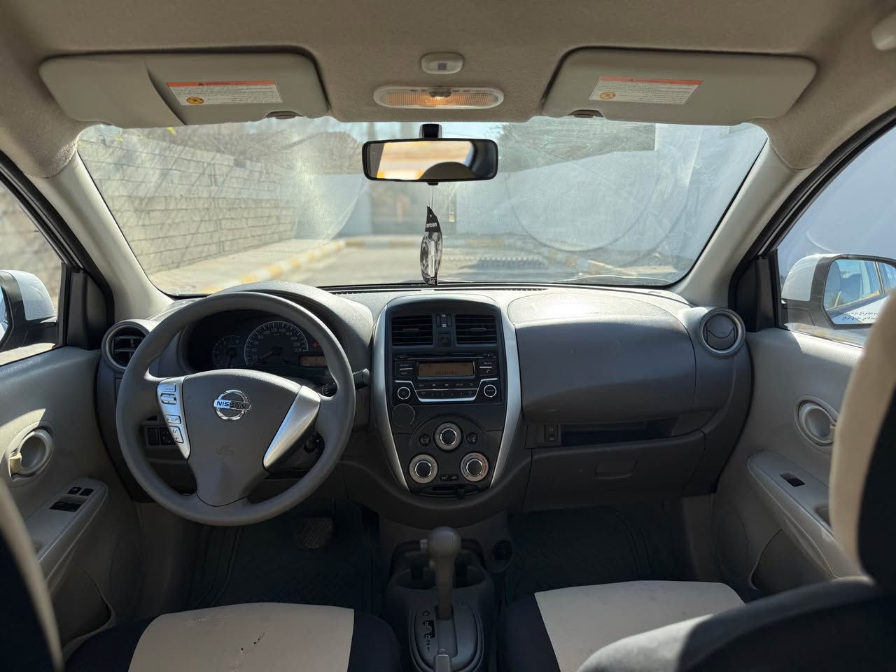 نیسان لاکشمیبایی  2020
سفری  شەریکە 
سۆنەریم داناوە 
یەک پەڵەی بۆیاخە 
یەک پەڵە ساردی هەیە 
سەیارەکە زۆر جوانە 
یەک دینار مەسروفی نیە  
گێر و مەکینە  تەبرید  تاقەو  ڕەقە  بەشەرت 
120کم  ڕۆشتووە 
مواسەفاتی  باڵ و بلاجیکتۆر و دەسک نیکڵ و دەبڵ گێچە 

نرخ 99مەجالێکی  زۆر کەم 
***********
*********** دار بنديهكان, السليمانية
