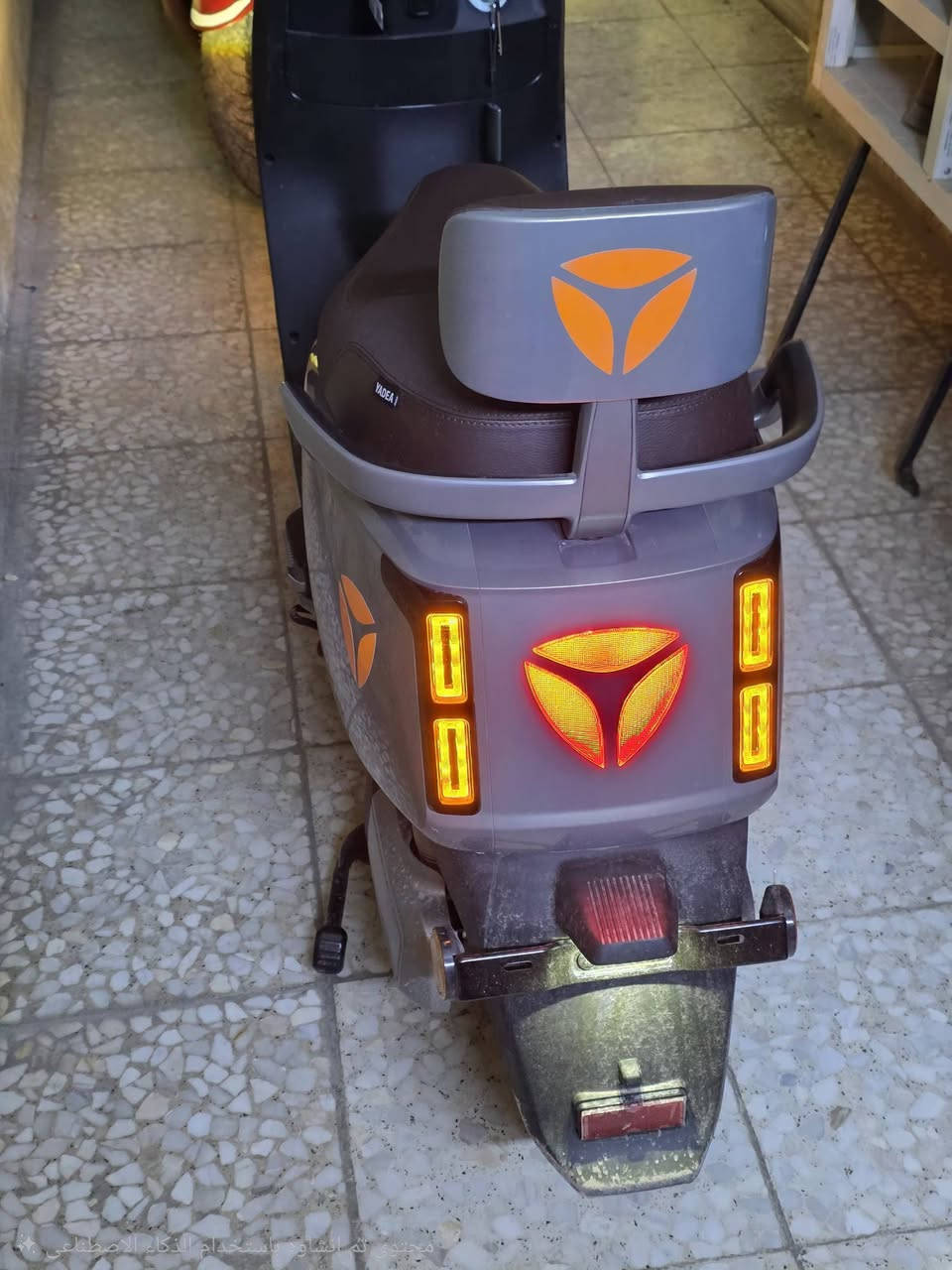 دراجه ياديا ايبوك للبيع ماشيه فقط 14 كيلو يعني بعدها زيرو 
ضمانها سنتين صار يوم واحد من اشتريتها والوصل موجود حتى الغراض مالتها بعدها مغلفه ما مفتوحه  السعر مليون و 200 الف بي مجال العنوان شارع فلسطين تقاطع الصخره  قرب النمور ستور 
***********
وهاي كل مواصفاتها علما المواصفات المذكوره كلها حقيقيه يعني مو بس ارقام من ناحيه المسافه المقطوعه والسرعه شرط التجربه 
قدرة الملف : 2500 واط 
القدرة القصوى للملف: 3400 واط
نوع البطارية : گرافين 
حجم البطارية : 38 أمبير / 72 ڤولت 
عددٍ البطاريات : 6 بطاريات 
حجم الويل : 12 أنج أمامي / 12 أنج خلفي 
الفرامل : دسك أمامي / دسك خلفي 
السرعة : 66  كم / ساعة 
دبل اشاره / مثبت سرعه الكتروني
المسافة المقطوعة للشحنة الواحدة : 95 - 100 كم
