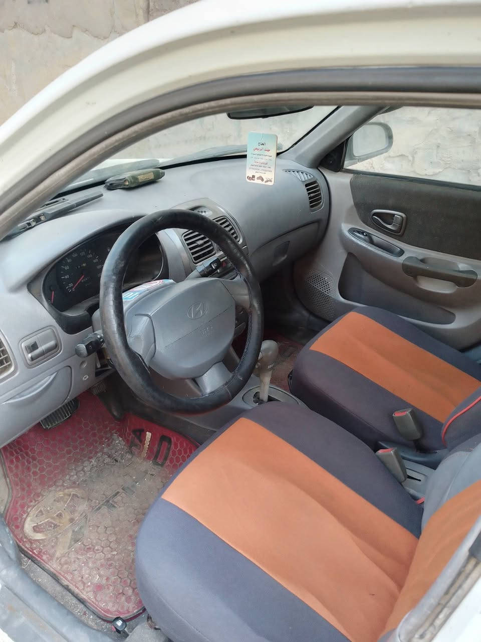 السلام عليكم ...
سيارة هيونداي فيرنا 
موديل 2002
كير أوتو 
كهرباءياتها شغاله 
صدر نسبة نظافة 70%
تبريد شغال نقص غاز فقط
مكفوله من الحوادث 
جامها أوتو
رقمها انكليزي كربلاء بأسمي تحويل ثاني يوم
السعر 48 وبيه مجال حك الجية 
مكان السيارة بغداد البنوك 
*********** ابو جعفر
