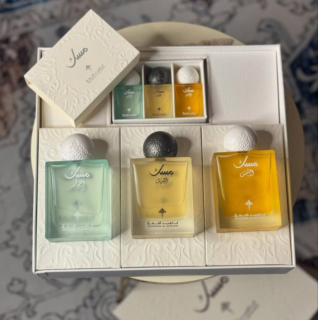 سيت مسك ابراهيم القرشي لكلا الجنسين Ibraheem Al Qurashi Musk Perfume Set Unisex 🩵🫧🍬 
يتضمن 6 عطور متنوعة بروائح مميزة وغنية. 
♡  الحجم الكبير 3 قطع 75ml 
♡ حجم ميني 3 قطع 10ml 
النـوتـات العطرية :
- مسك الليل : 😔🌠
البرغموت، الكشمش الأسود، التفاح
خشب الأرز، الباتشولي، الكراميل
المسك، العنبر، الرمان
مسك الشمس : ☀🥹
القرفة، الهيل، زهر البرتقال، البرغموت.
 البوربون، الإليمي، الفانيليا.اللوز الحلو، المسك، الأمبروكسان، خشب الغاياك.
مسك القمر : 🌙💋
الليتشي، الراوند، البرغموت، جوزة الطيب. الورد التركي، الفاوانيا، المسك، الفانيليا، البتاليا. الكشميران، البخور، خشب الأرز، نجيل الهند الهايتي


**إذا كنت صاحب هذا الإعلان وتريد حذفه لأي سبب، رجاءا أرسل رسالة إلى الدعم الفني**