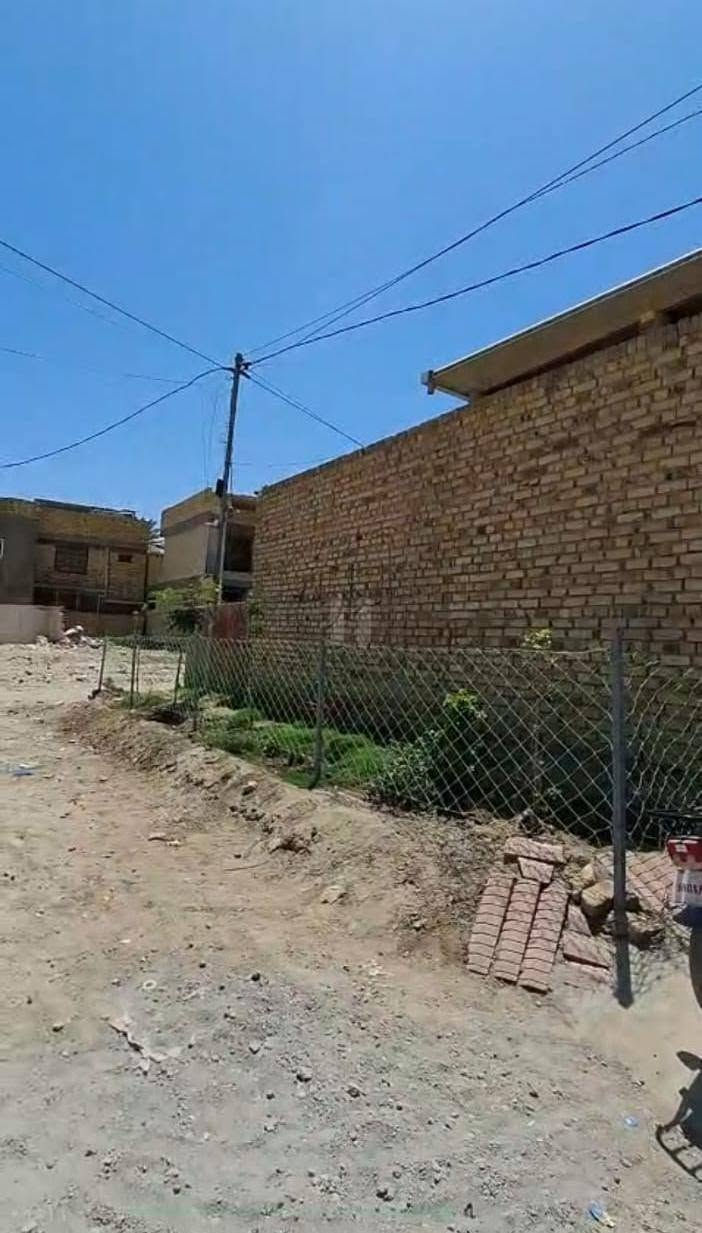 السلام عليكم بيت بناء قديم للبيع طابو صرف المساحه 300 واقع حال (ركن يقع على شارعين عرض الشارع 20 م ) وفيها اثنين مشتملات حديثه الاول كامل والثاني هيكل مطل على ساحه كبيره العنوان شارع60 خلف المستشفى التركي ولم يسحب عليه اي قرض(***********)
