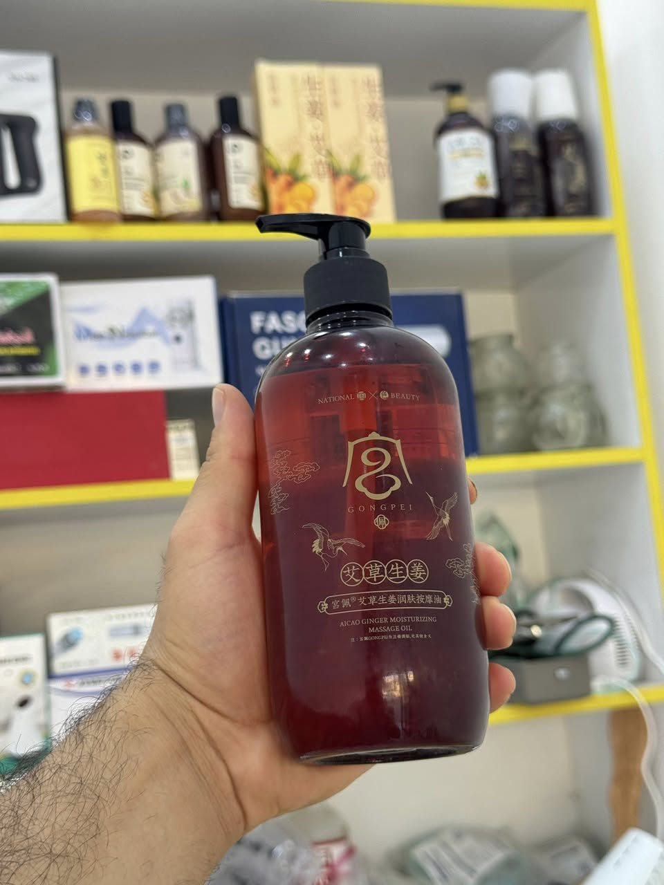 وجبة جديدة من زيوت المساج الصيني الكمية محدودة 
مستخلص من الزنجبيل والشيح
اهم فوائدها 
-الشيح: عشبة معروفة بخصائصها المهدئة للبشرة والمضادة للالتهابات، وتساعد في تحسين الدورة الدموية وتخفيف التعب.
2 الزنجبيل (Ginger): يمنح شعوراً خفيفاً بالدفء عند التدليك، ويساعد على تنشيط الجسم، وتخفيف تشنج العضلات والآلام المفصلية الخفيفة.

ترطيب عميق للبشرة: يعالج الجفاف الشديد ويمنح الجلد ملمساً ناعماً ومرونة العالية.
 تخفيف التوتر والإرهاق: مثالي لجلسات المساج (التدليك) بعد يوم عمل طويل لتخفيف تشنجات العضلات بفضل تأثير الزنجبيل المنشط.
 تحسين الدورة الدموية: يساعد التدليك بهذا الزيت على تحفيز تدفق الدم في المناطق المدلوكة، مما يعطي البشرة مظهراً صحياً وحيوياً.
 تغذية الجلد: يحتوي على زيوت أساسية تساهم في تقوية حاجز البشرة الواقي ومنع فقدان الرطوبة.
للاستفسار 
***********
