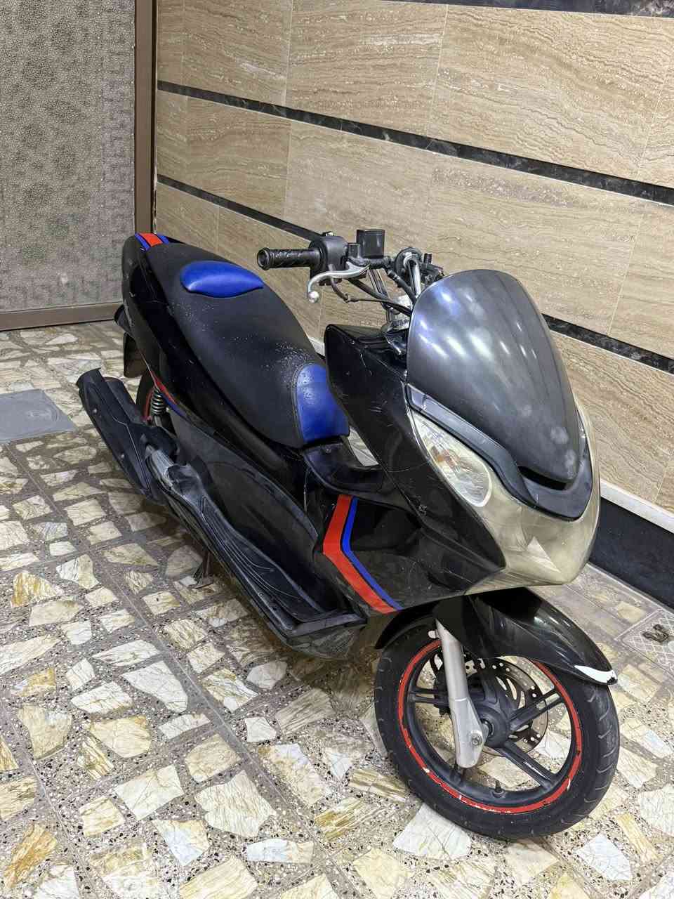 سلام عليكم pcx جيل اول 
محركها ١٢٥لون اسود كلشي شغال بيها سعرها ١٢٠٠
واتساب *********** اومراوس جيل ثاني
