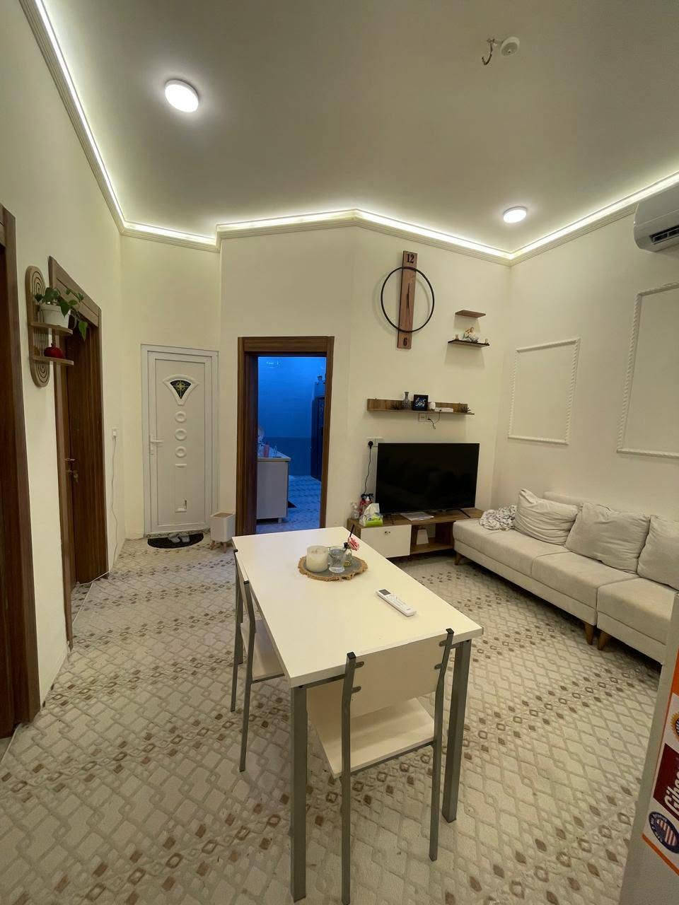 بيت للبيع المساحه 100 متر مربعه طابقين بناء حديث حي الاطارات على شارع 20 بصف الركن موقع مميز السعر 200 مليون مع المجال للاتصال ***********
