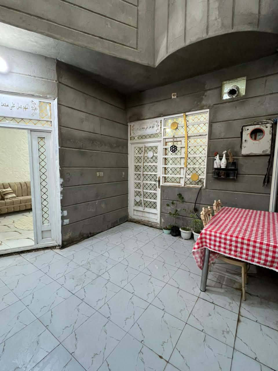 ١٠٠متر للبيع فرع ابو دهن فرع مرطبات الحر رياحي فرع جامعه اهل بيت وفرع جسر مال حر صغير بوبيات ٤افرع يطلع على شارع العام سند 25 غرفه صاله استقبال وحمام مطبخ داخلي وحمام توليت خارجي ومنور مخزن ينباع مع الاثاث ثلاجه مجمده غساله مطبخ غرفه تركي تخم قنفات سبالت عدد ٢ ***********مع الاثاث
