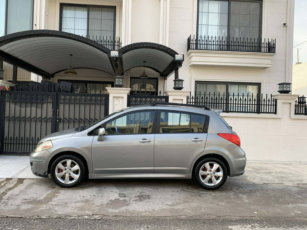 ڤێرسا مۆدێل 2012 
بەسمە و دوو کۆنتڕۆڵی لەگەڵ دایە
گێڕو مەکینەی بەشەرەت تەبریت بەشەرد
تەقەو ڕەقەی هەمووی بەشەرت
دەرگای بەسمە و دەبڵ فەقاس
شاشە ئایپاد و سوکان ڤۆڵیۆم
سەیارەکە زۆر پاک و خاوێنە سەنەوی نوێ کراوەتەوە تاکو 2028 
هەزەی تاکو 2028 بەسەر ناچێت
پێش و پشتی کەپس بەشەرەت 
دوو دەرکەی عیجامە ئەمن هەمووی بە عیجام ئەفرۆشم لۆ جوانی عیجام کرایە دوو بست سەر چەمڵەغی پشتی  لای سایەقی معجونە  
نرخی 90 $ وەرەقە 
ژ. *********** أربيل, العراق
