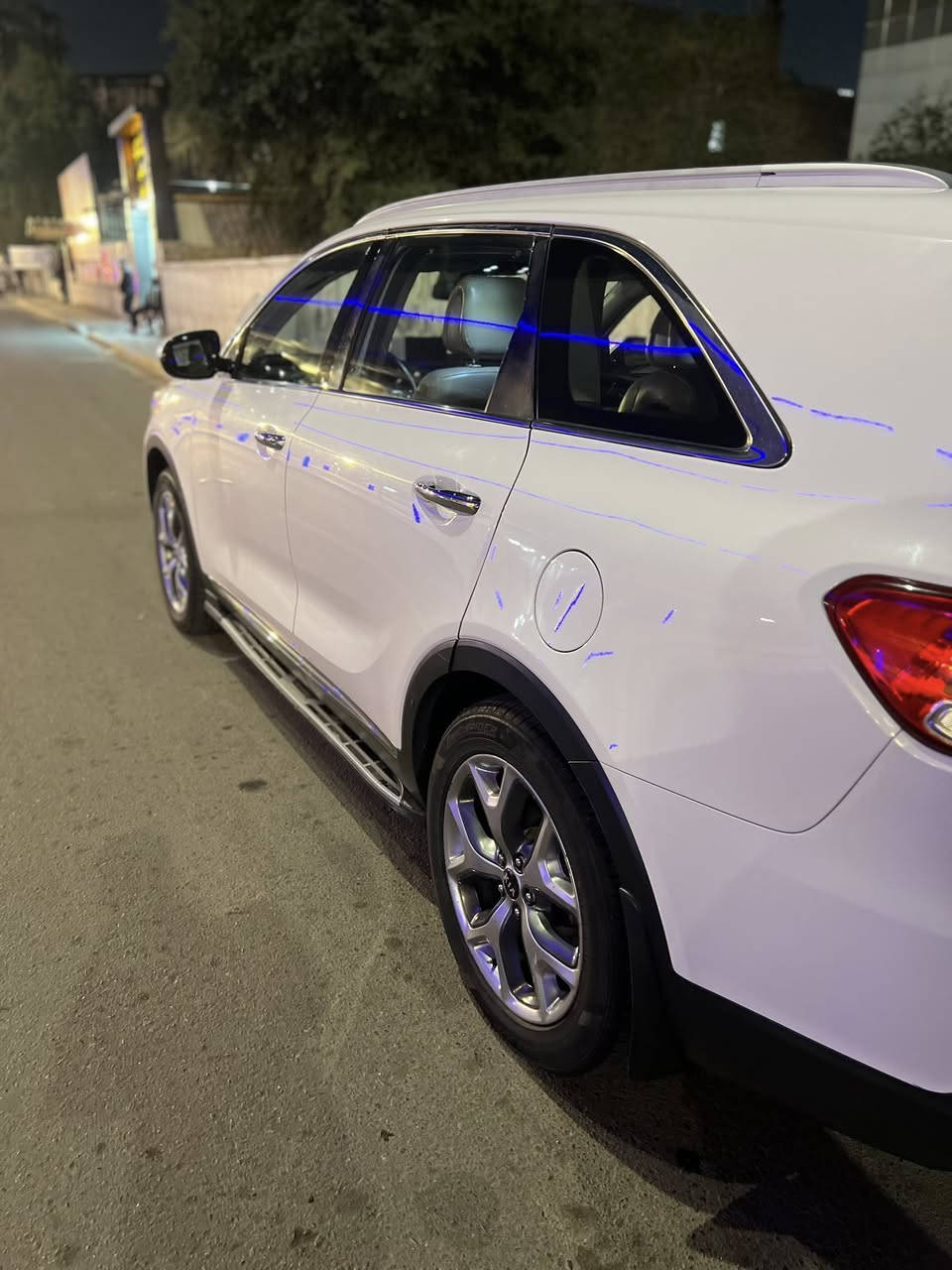 كيا سورنتو 
موديل 2016
محرك 3500  6 سلندر 
خليجي فول موصفات فتحت بصبه  
الضرــ / محرك مفتوح مبدل بس رواجز بيها  رصعه بل باب مبينه بل تصوير شبر  صبغ بل صندوق  وصبغ بل دوسه مال باب بس  لا كص ولا شي بس صبع  تروح السونار   وفحص  تبريد خير من الله السياره خير من الله 
السعر 215 وبيها مجال 
العنوان جسر اديالى الجديد  
رقم الهاتف *********** مكلف بل نشر
