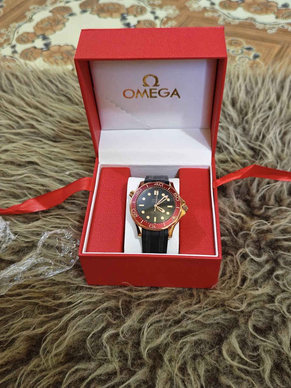 يا الله
هذه الساعة هي Omega Seamaster Diver 300M Co-Axial Master Chronometer 42mm. تتميز بهيكل مصنوع من مزيج Bronze Gold (الذهب البرونزي) الحصري من أوميغا، مع ميناء أسود وإطار من السيراميك الأحمر، بالإضافة إلى سوار مطاطي أسود قطر 42 مم من البرونز الذهبي مع ميناء دائري أسود وتاريخ عند موضع الساعة 6الحركة: حركة أوتوماتيكية Omega Calibre 8800 مقاومة للمجالات المغناطيسية حتى 15,000 غاوسمقاومة الماء: حتى عمق 300 متر (1000 قدم)
***********
