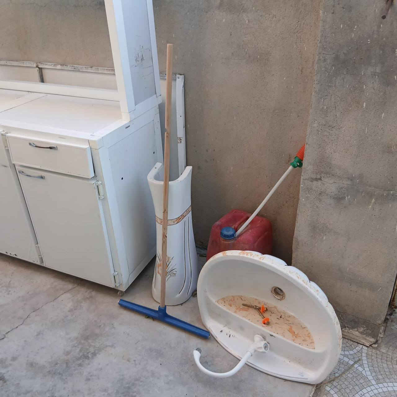 للبيع 
كاونتر 

كراسي جدد مامستعل 

مغسله هوه وغراضة كامل

مامتواجد عالفيس مكلف بالنشر 

***********
