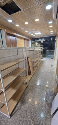 فاترينات  وسطيه ارتفاع ١٥٠ سم × ٦٠سم تحكم بالارتفاع مع هوكات لعرض المن...