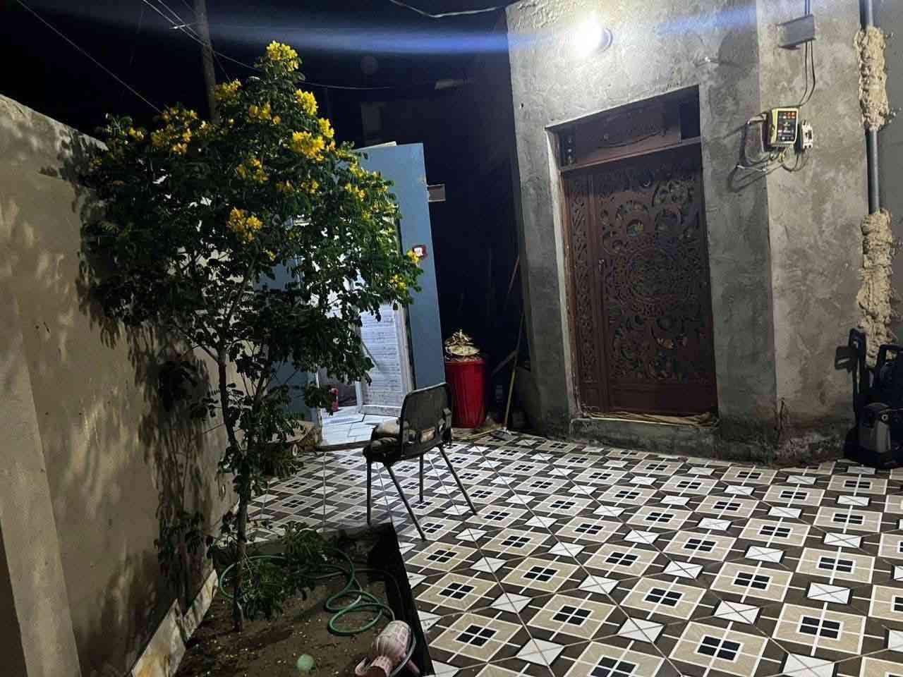 سلام عليكم بيت للبيع

المساحه 150متر

يحتوي على غرفة عدد 1

صاله

استقبال 

صحيات خارجية

حمام داخلي 

منور 

طارمة

مطبخ 

كما موضح في الصور والفيديو

موقع البيت 

الديوانية قضاء السدير قرب غسل الدولاب  حي الجواد

تشتري البيت كبل تكعد فارغ البيت 

كامل ع اخر شي مناقص كلشي 

السعر ٣٥وبي مجال

للاستفسار الاتصال على الرقم ***********
