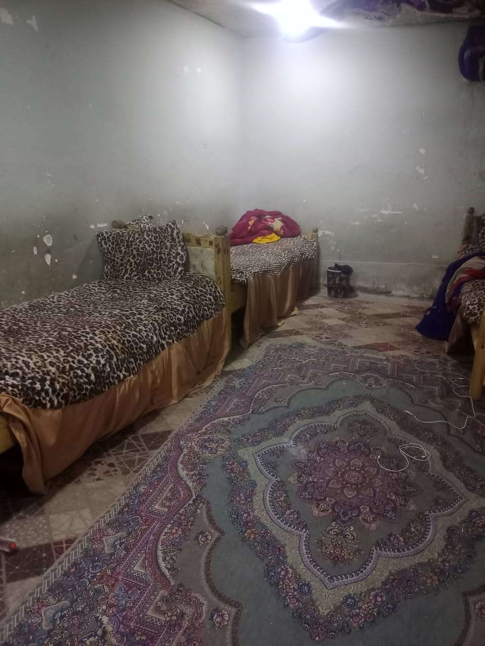 السلام عليكم اخوان بيت للبيع منطقه تجاريه في الديوانيه  شارالمواكب البيت قديم يتكونن  ثلاث غرف وصاله واستقبال وصحيات وفوق غرفتين نوم مساحه البيت 150 سعر البيت 160 وبي مجال رقم الموبايل***********
