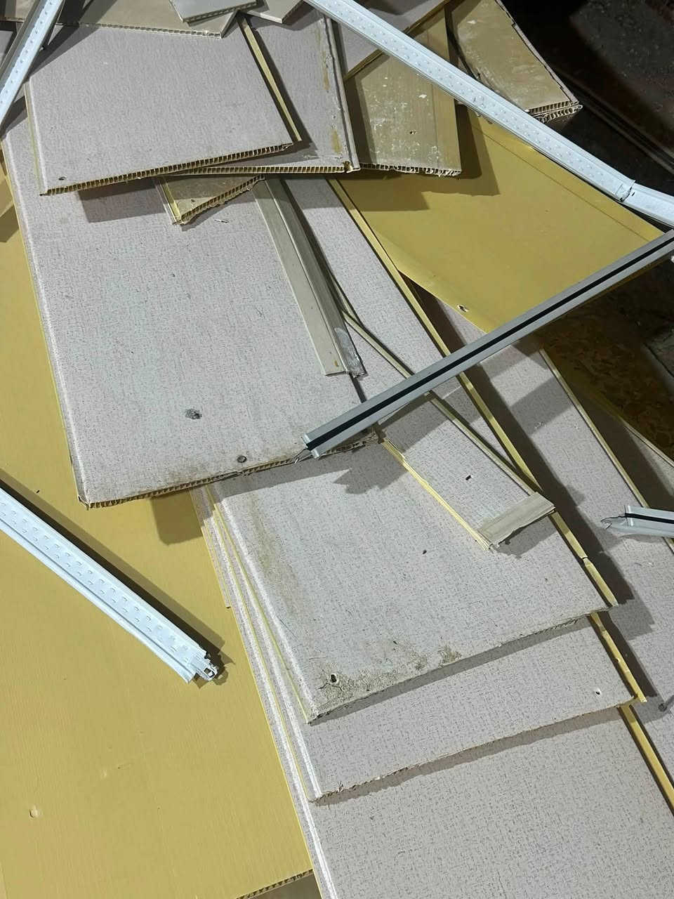 السلام عليكم قيم واخذ سقف ثانوي هواي وحدايده وهذي مدوره بلوسط نضيفات  مكاني نظران وهذا رقمي ***********
