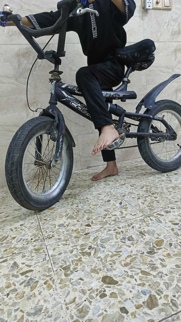 هذا البايسكل اللبيع العنوان الرياسة شارع جامع الإمام علي الاتصال على هذا الرقم *********** السعر٣٥
