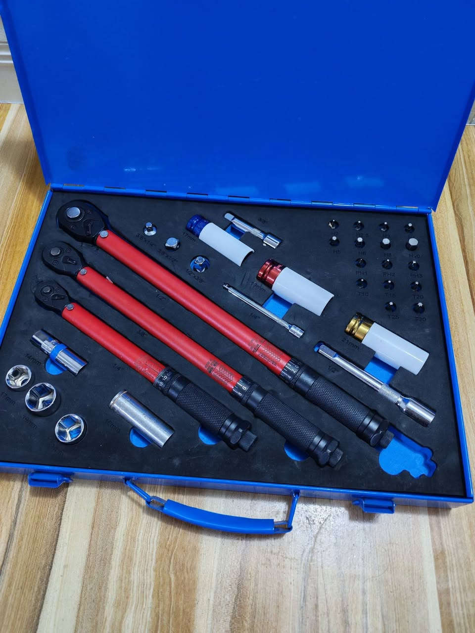 عدة يدة عزم 🔧 دوران ( نوع نقر) مكونه من 33 قطعه يمتميز بمفاتيح ربط ذات 72 سنأ وكلشي موضح بالفيديو 👇 
السعر 100 الف 🔧🔩⚙️


**إذا كنت صاحب هذا الإعلان وتريد حذفه لأي سبب، رجاءا أرسل رسالة إلى الدعم الفني**