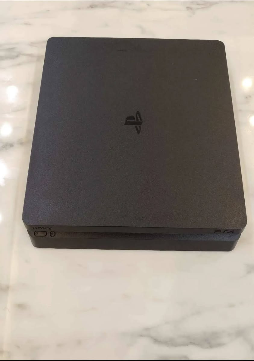 بلي 4 سلم  استعمالة جدا جدا قليلل نضام (12.56)حجم 500 مكفول من كل شي  مع هارد 500 مع دبل(2) جوستيك مع 10 العاب 
العاب : 1 _ بيس 21 
2 رزدنت ايفل 4 ريميك 
3 جي تي اي 5 
4 سكيرو 
5 دارك سولز 3 
6 ايلدن رينك
7 جي تي اي سان اندرياس محسنة 
8 انشارتد 4 
9 تكن 7 
10 اله حرب جزء 5 
مكاني الديوانية حي الفرات 
سعره 410 و بي مجال
واني خادم ❤️❤️  
*********** ديوانية, القادسية
