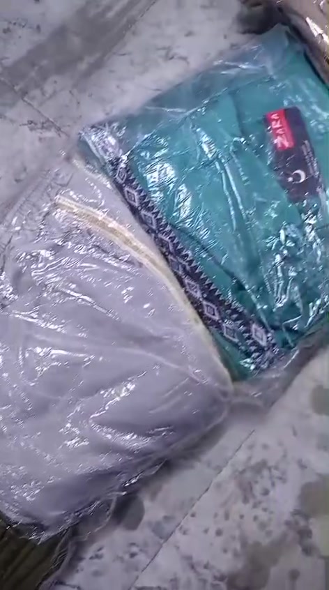 كمية خير من الله شباب سعر القطعه تطلع عليك بـ 3500 
القطع مرتبه وقالب صحيح بوي طول 90 
الشد درزنين بـ 94 الف 
اكثر من 8 الوان ام الشريط


**إذا كنت صاحب هذا الإعلان وتريد حذفه لأي سبب، رجاءا أرسل رسالة إلى الدعم الفني**
